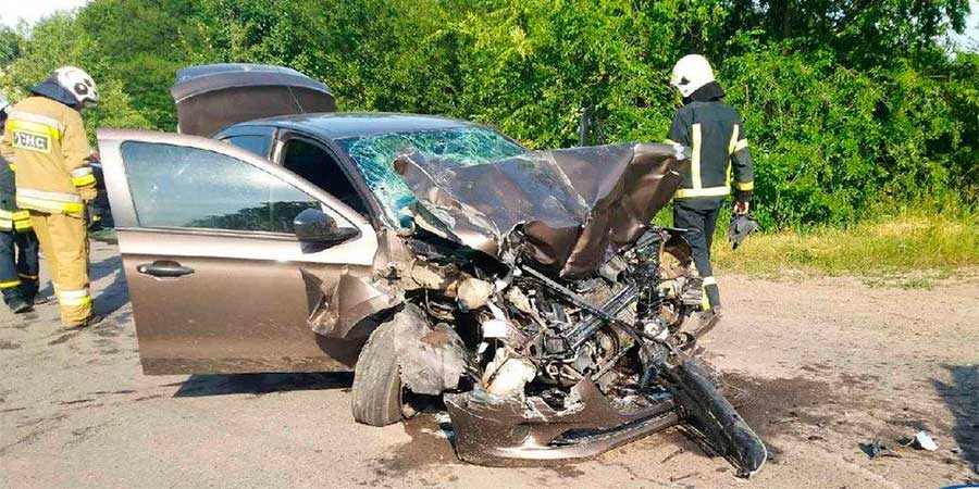 Авто після зіткнення з трактором