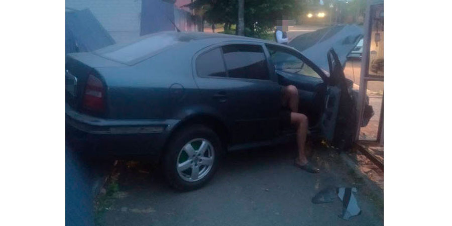 Автомобіль в'їхав у зупинку