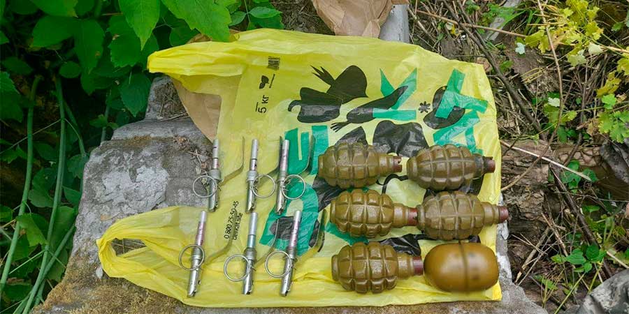 Знайдені на кладовищі гранати