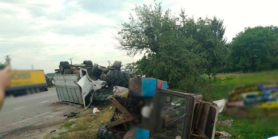 Трактор та вантажівка після ДТП