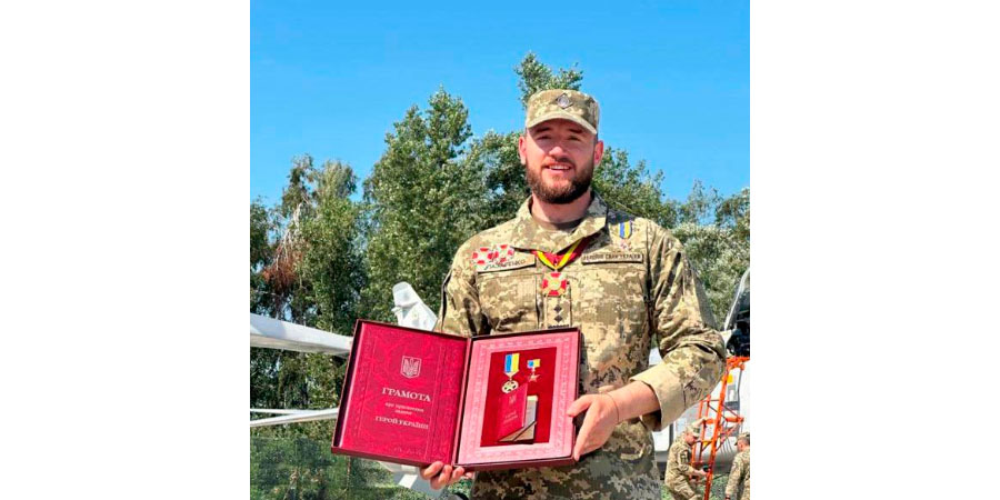 Льотчик-штурмовик Ростислав Лазаренко з орденом Золота Зірка