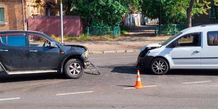ДТП у Черкасах між Volkswagen Caddy та Mitsubishi L 200