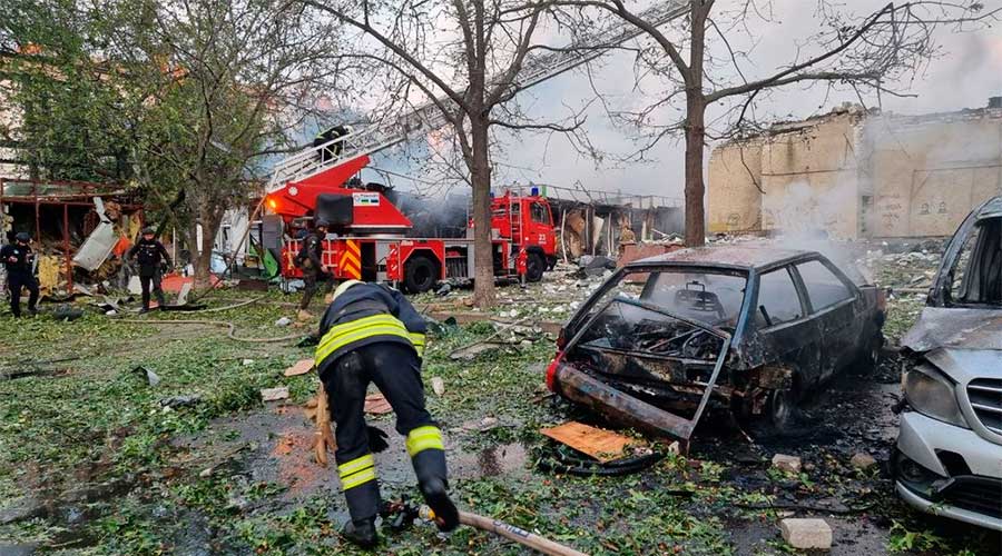 Згорілі автомобілі біля готелю у Черкасах