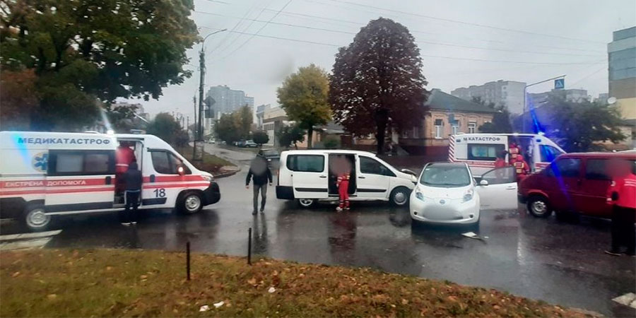 ДТП у Черкасах за участі Nissan Leaf, Peugeot Expert та Volkswagen Transporter
