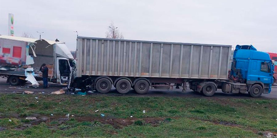 ДТП між вантажівкою DAF та мікроавтобусом Mercedes Sprinter на трасі Київ-Одеса
