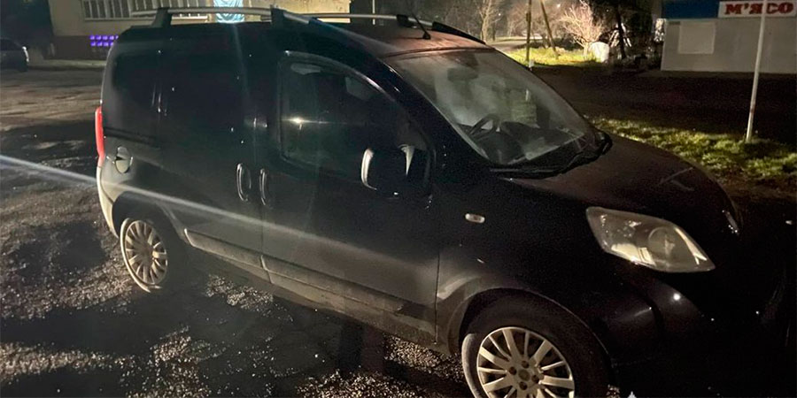 Автомобіль Fiat Qubo після ДТП у селі Бузівка