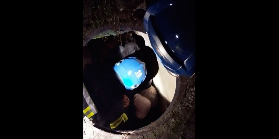 Рятувальники допомагають жінці вилізти із колодязя
