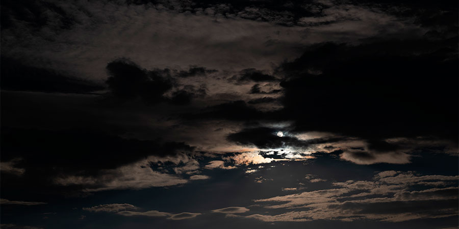 Нічне небо з хмарами