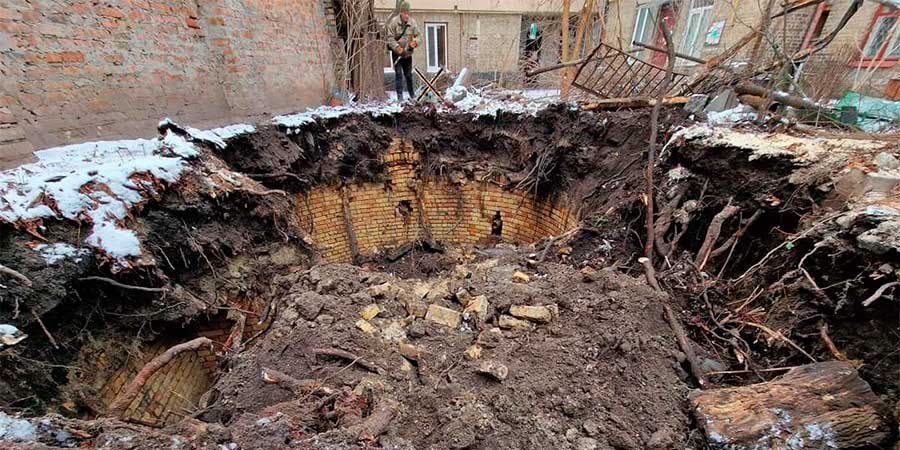 Провалля у дворі на Смілянській, 15
