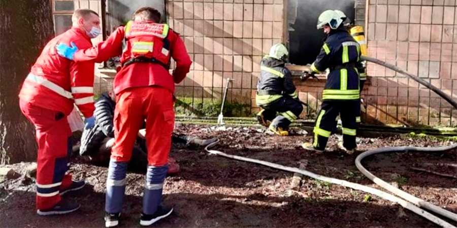 Пожежники та рятувальники під час гасіння пожежі на проспекті Хіміків