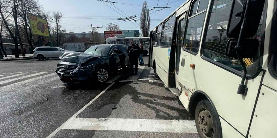 ДТП між маршруткою та легковиком автомобілем у Черкасах