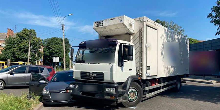 Аварія між вантажівкою MAN та легковиком Opel у Черкасах