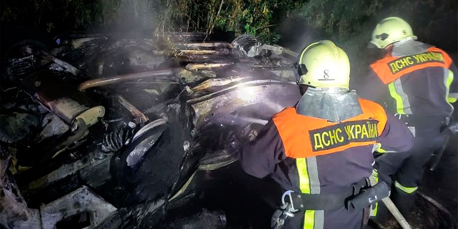 Рятувальники гасять автомобіль