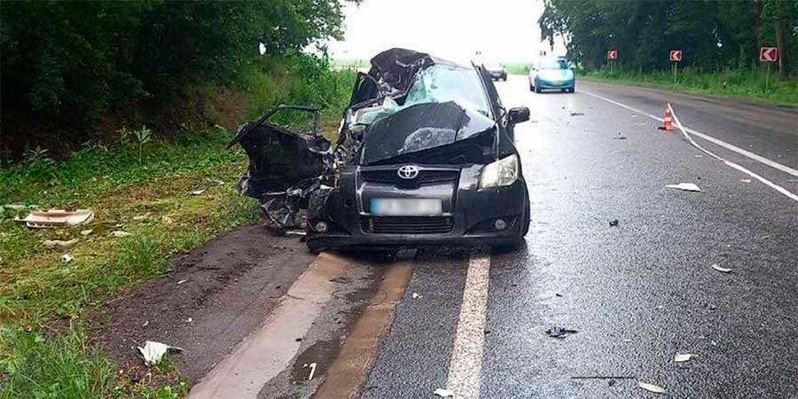 Авто після зіткнення із вантажівкою на трасі Стрий-Ізварине
