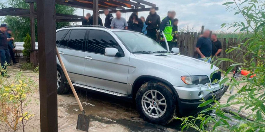 Автомобіль дістали із дна річки Дніпро після ДТП