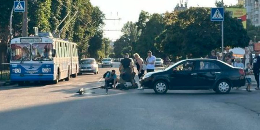 Автомобіль збив електросамокат у Черкасах