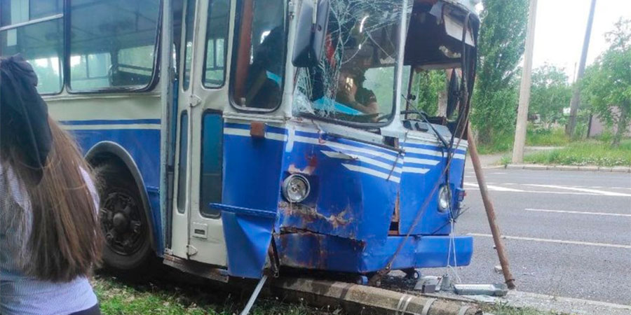 Тролейбус врізався у стовб у Черкасах