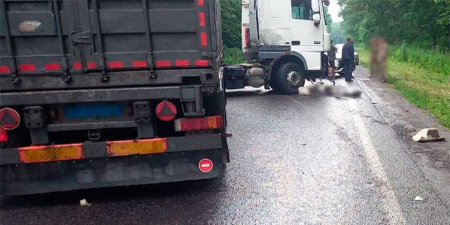 Вантажівка після ДТП на трасі Стрий-Ізварине