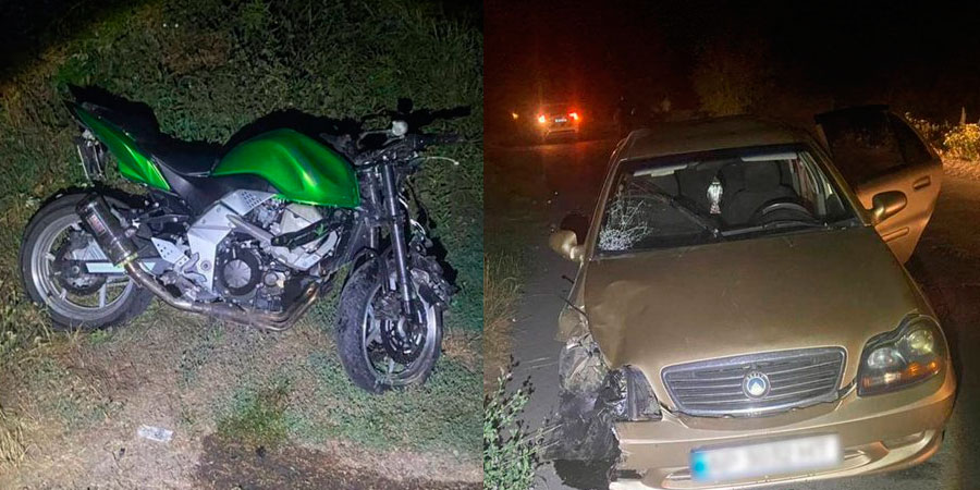 Мотоцикл та легкове авто після ДТП у селі Житники