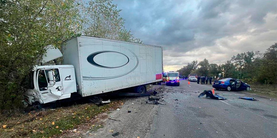 ДТП між вантажівкою та легковим авто у Леськах