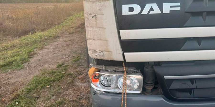 Вантажівка DAF після зіткнення із велосипедом
