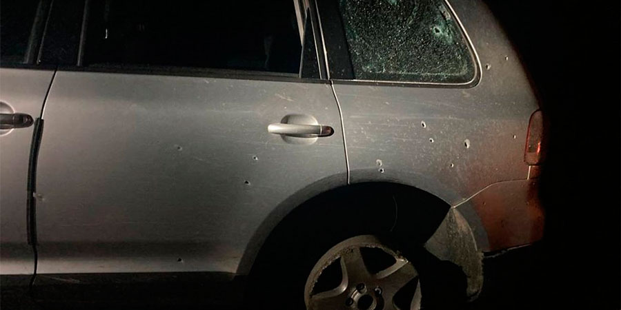 Понівечений уламками гранати автомобіль