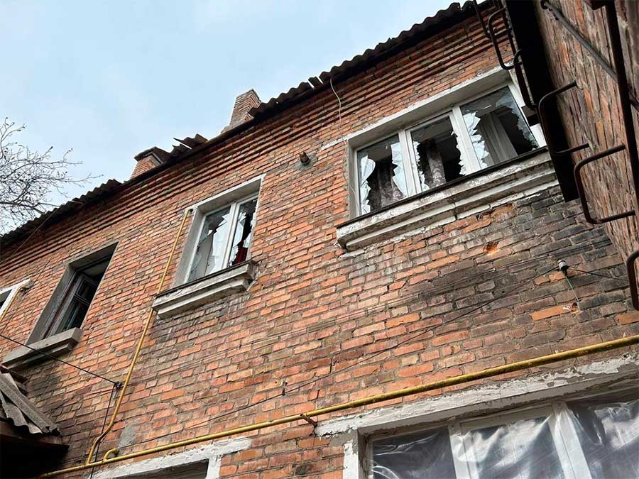 Пошкоджений від вибуху дрона будинок у Золотоноші