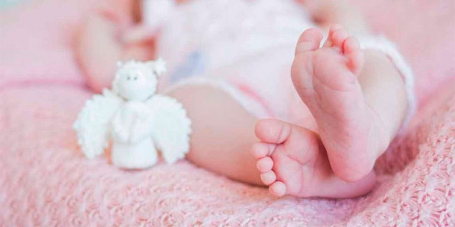 Ніжки новонародженої дівчинки