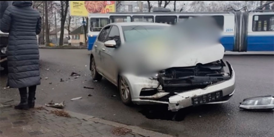 Авто після зіткнення з маршруткою у Черкасах