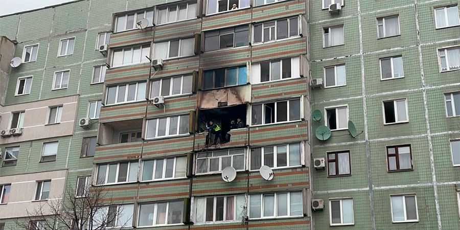 Пошкоджений балкон від падіння дрону у Черкасах