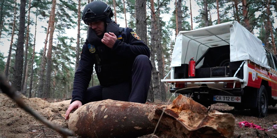 Сапер та знайдена авіаційна бомба
