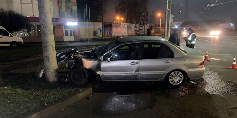 У Черкасах Mitsubishi Lancer в’їхав у стовп