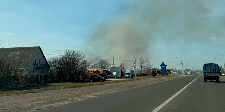 Дим від пожежі у селі Слобода
