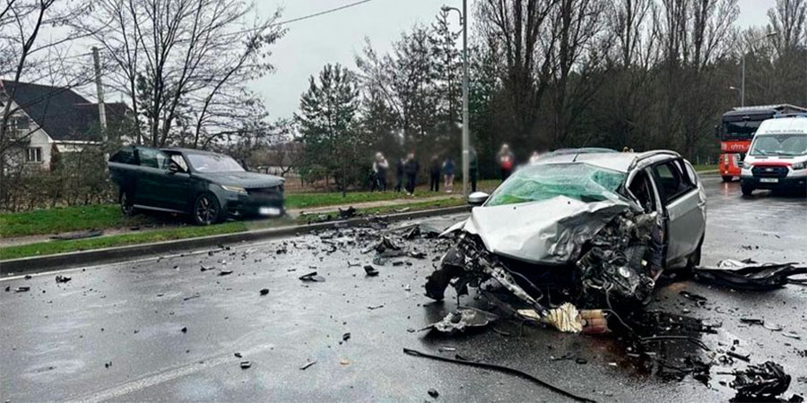 Ford Focus та Range Rover після ДТП у Черкасах