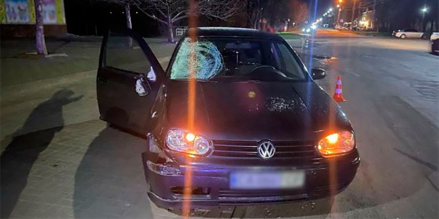 Volkswagen Golf після смертельного наїзду на жінку пішохода у Золотоноші