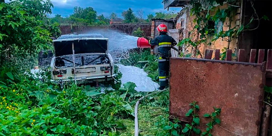 Пожежник гасить пожежу авто