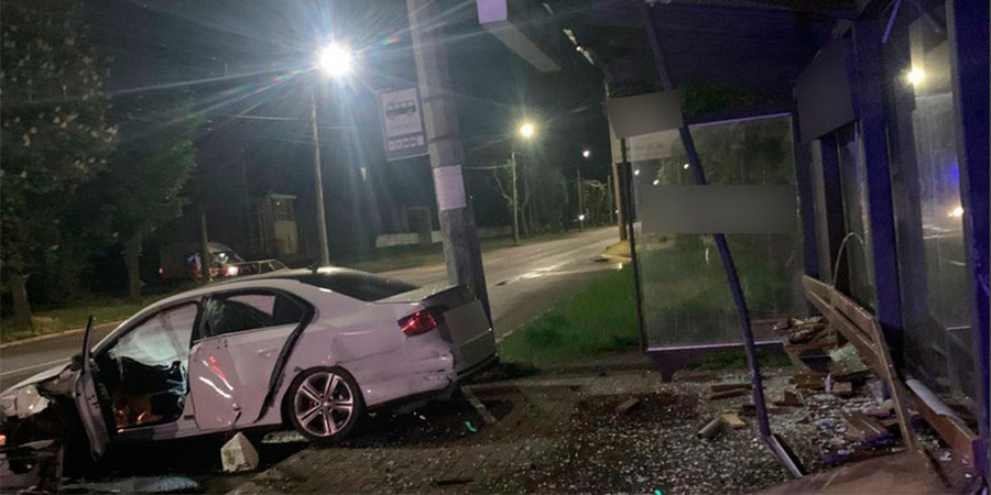 Volkswagen Jetta в'їхав у зупинку