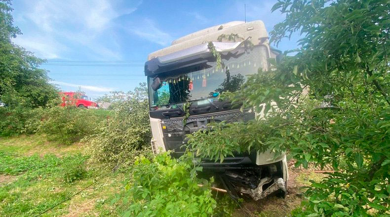 Вантажівка DAF після ДТП біля села Легедзине