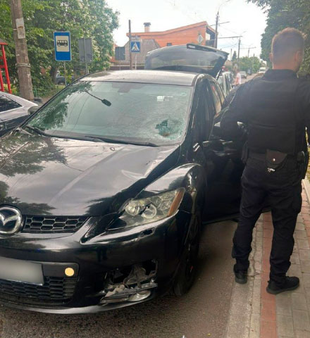 Mazda CX-7 після наїзду на пішохода