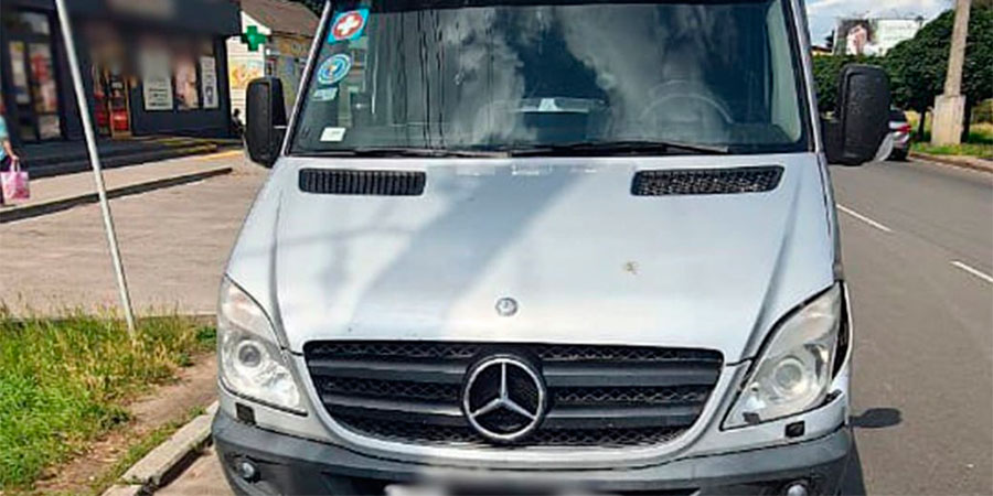 Mercedes-Benz Sprinter після наїзду на жінку у Черкасах на вулиці Чорновола