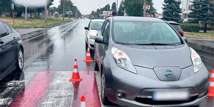 Nissan Leaf після наїзду на пішохода у Черкасах
