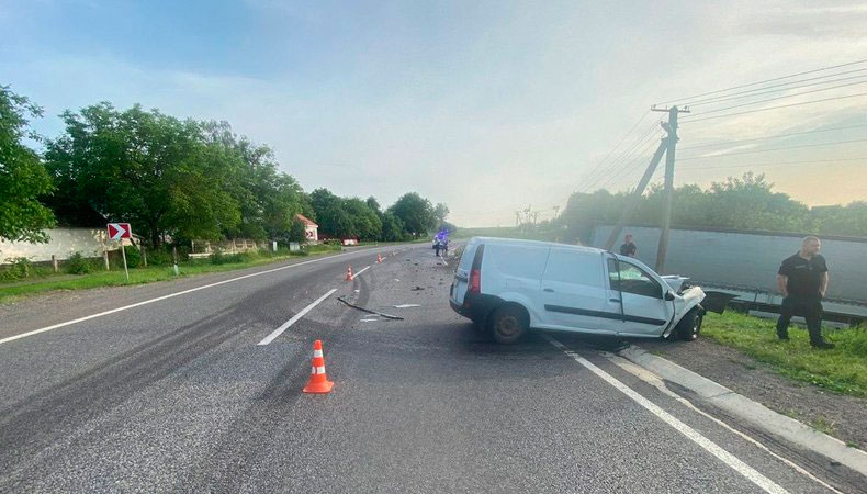 Renault Logan після ДТП поблизу села Легедзине