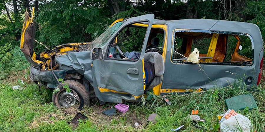 Автомобіль Renault після ДТП у селі Карашина