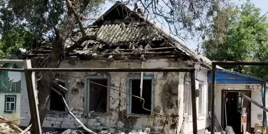Зруйнований будинок у результаті падіння уламків безпілотника