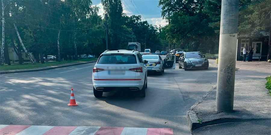 Skoda Kodiaq після наїзду на двох пішоходів у Черкасах