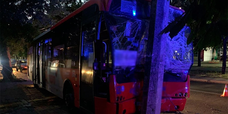 У Черкасах міський автобус в'їхав у електроопору