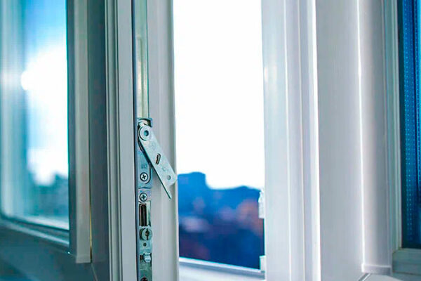 У Черкасах із вікна багатоповерхівки випав 6-річний хлопчик