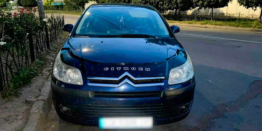 Citroen C4 після наїзду на 87-річну жінку у Черкасах
