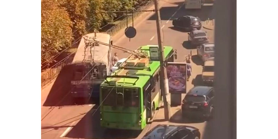 ДТП між тролейбусом та таксі у Черкасах