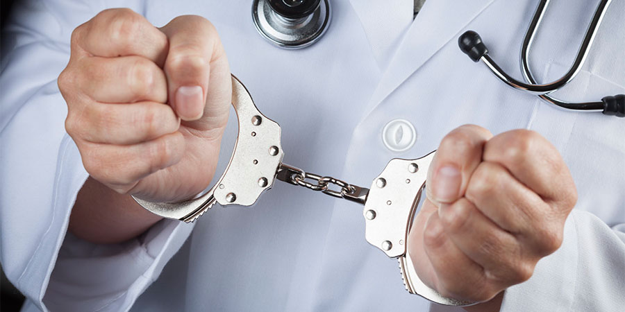 Лікар у кайданах